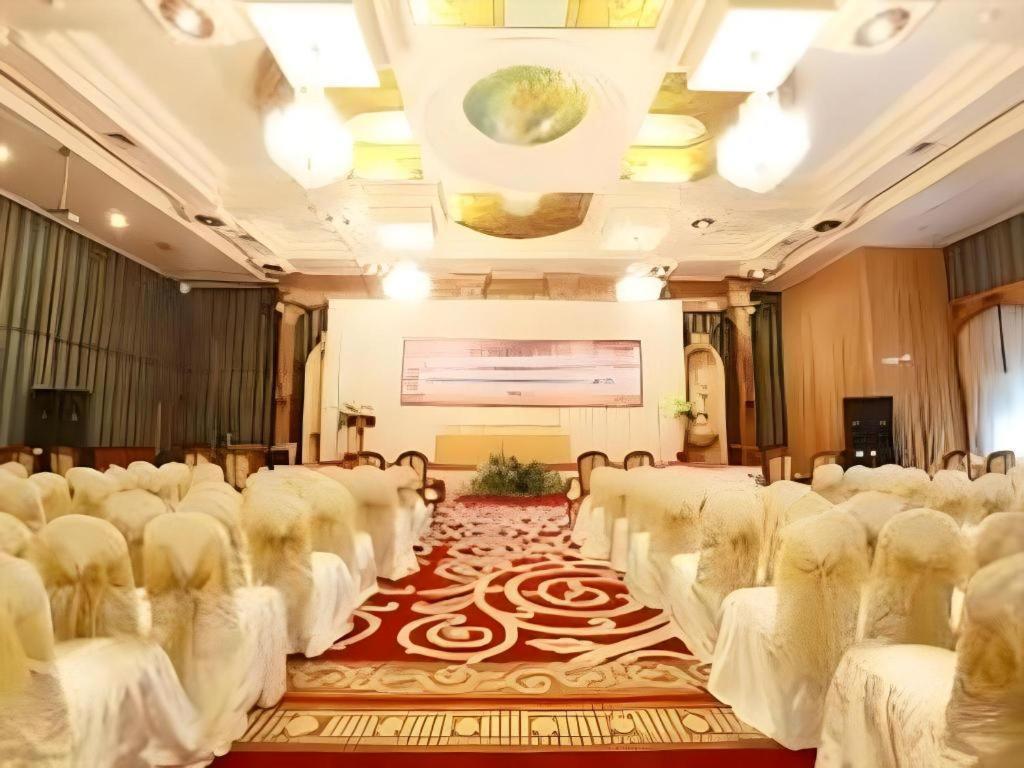Gajahmada Graha Hotel Malang Exterior foto
